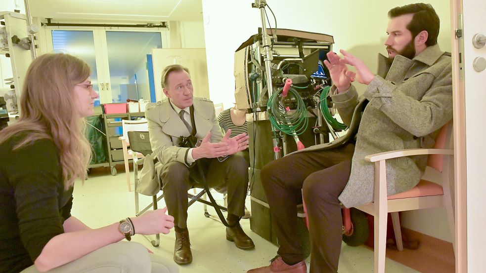 Auch im Klinikum fiel die Klappe: Regisseurin Ilka Sparringa (von links) bespricht mit Schauspieler Stephan Böttcher sowie Hauptdarsteller und Co-Autor Friedrich Bochröder eine Szene. Foto: Ortgies