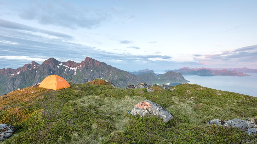 Die Lofoten im Norden Norwegens sind bei Naturfreunden ein beliebtes Urlaubsziel. Wandern, klettern, zelten – die Region bietet viele Möglichkeiten. Foto: IMAGO/Cavan Images