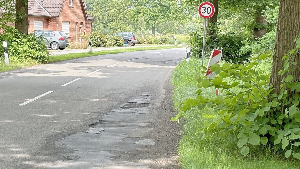 Massiv sind die Schäden an einigen Stellen, so wie hier im Bereich der Zufahrt zum Gewerbegebiet Burlage. Aus diesem Grund gilt dort nun vorübergehend Tempo 30. Foto: Kruse