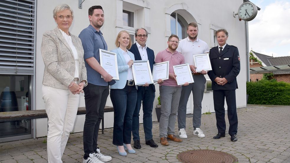 Ehrungen für Zivilcourage (von links): Präsidentin des Heimatbundes Oldenburger Münsterland, Manuela Honkomp, Marcel Wachtendorf, Kathrin Hermeling, Frank Hermeling, Steffen Övermeyer, Jonas Alberding, Polizeidirektor Walter Sieveke. Foto: Polizei