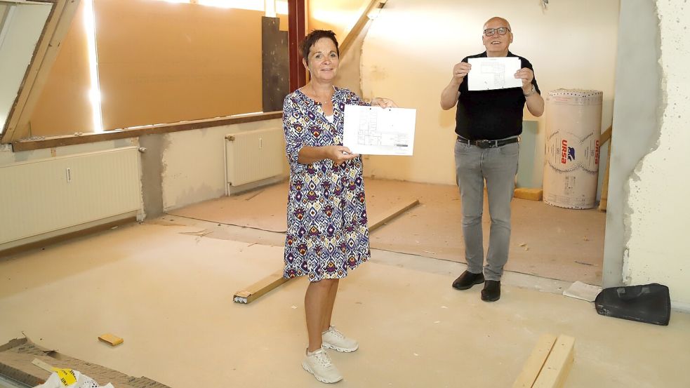 Die Leiterin der Kindertagesstätte „Unterm Regenbogen“ in Scharrel, Erzieherin Anni Eikens, und der Vorsitzende des Bauausschusses der katholischen Kirchengemeinde St. Jakobus Saterland, Georg Pugge, freuen sich über den Ausbau des Obergeschosses im Scharreler Kindergarten. Foto: Passmann