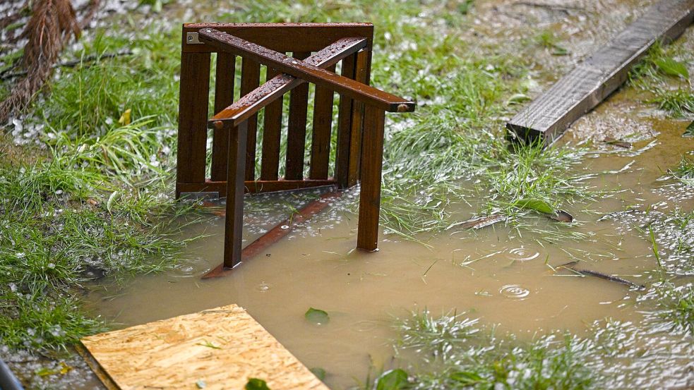Im Falle von starken Windböen landen Dekoartikel und leichte Gartenmöbel auch gerne mal im Garten der Nachbarn. Foto: IMAGO/Belga