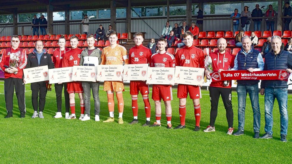Vor dem Heimspiel wurden Betreuer Erwin Bloem (von links), Co-Trainer Sigurd de Buhr, Betreuerin Sarah Hartmann, Marc Schulte, Janek de Buhr, Hendrik Gossmann, Fabian Wendt, Onno Janßen, Tim Meiners und Trainer Stefan Brelage von den Fußballabteilungsleitern Frank Bohlmann und Matthias Schulte verabschiedet. Foto: Damm