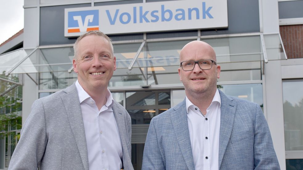 Die beiden Vorstandsmitglieder Uwe Brechtezende (links) und Kai Stöter freuen sich über das Wachstum der Volksbank Westrhauderfehn. Foto: Zein