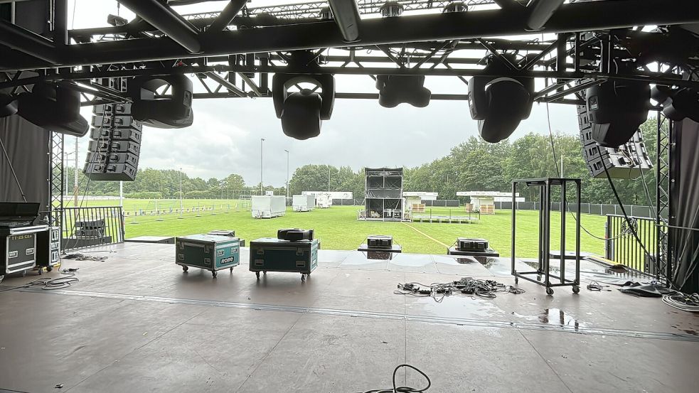Hier spielt ab Freitag die Musik: Auf dem Sportplatz in Ramsloh wird die Bühne aufgebaut. Fotos: Hellmers