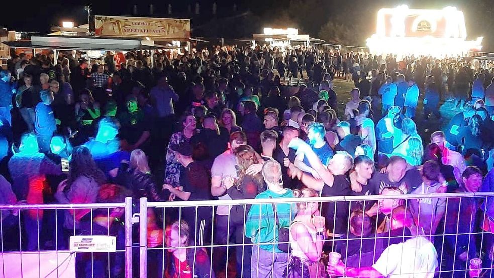 Am Wochenende vom 14. bis 16. Juni ist in Flachsmeer das Kreisfeuerwehrverbandsfest. Am ersten Tag findet die Löschparade mit anschließender Party statt (wie auf diesem Bild aus dem Jahr 2022). Gigi D’Agostinos zurzeit umstrittener Hit „L’amour toujours“ wird dann aber nicht gespielt. Foto: Archiv