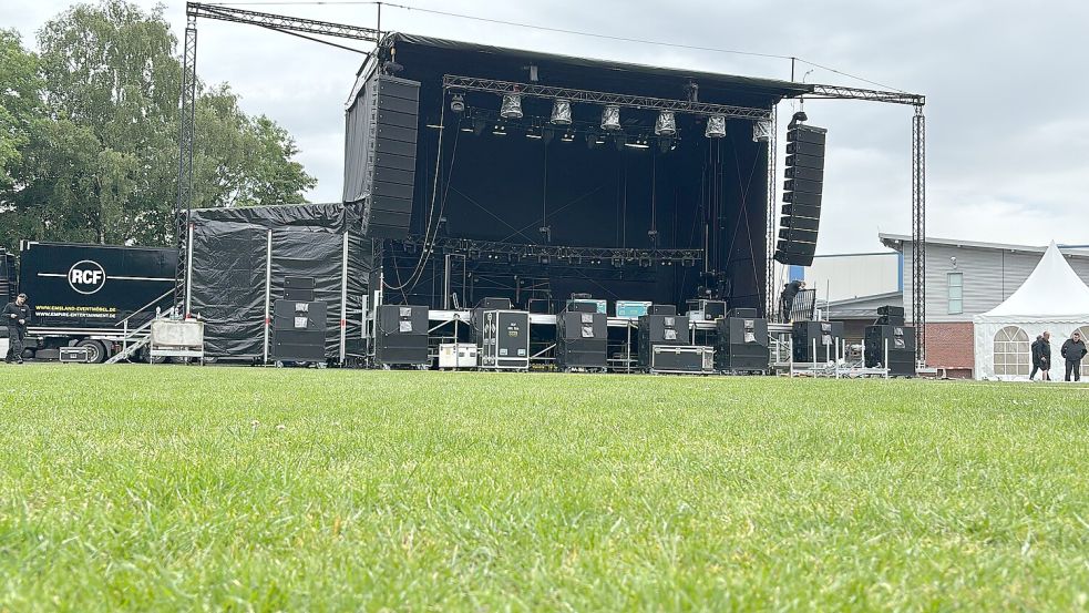 Die Bühne steht bereits auf dem Trainingsplatz in Ramsloh. Foto: Hellmers