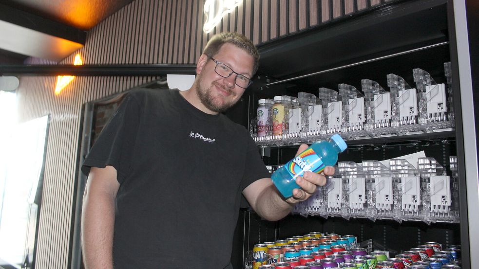 Bis zur Eröffnung des Automaten-Shops in Papenburg am 1. Juni gibt es für Florian Tepasse und sein Team noch einiges zu tun. So wollen unter anderem die Automaten befüllt werden. Foto: Belling