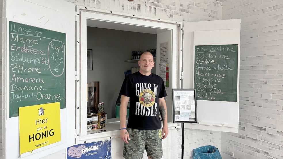 Stephan Bruchhardt am Mittwoch, 29. Mai 2024, im Kiosk am Hollener See. Der Start war verheißungsvoll gut, berichtete der Sedelsberger. Dennoch will die Gemeinde Saterland nicht mehr mit ihm zusammenarbeiten. Foto: Kruse