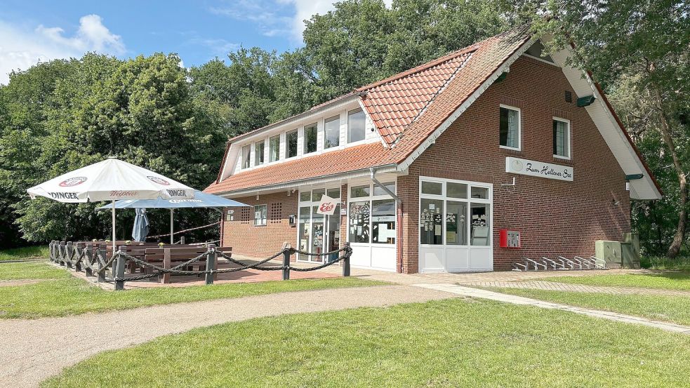 Der Kiosk mit Außenterrasse am Hollener See ist seit dem 1. Mai 2024 wieder geöffnet. Das Gebäude ist im vergangenen Jahr saniert worden. Foto: Kruse