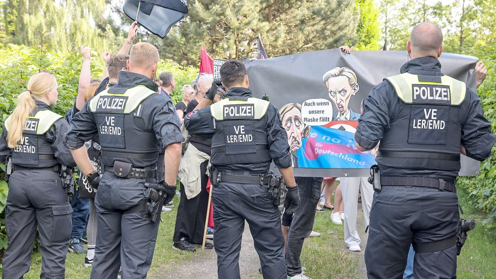 Ein Teil des Gegenprotests fand den Weg neben den Veranstaltungssaal. Die Polizei hinderte die Gruppe zunächst am Weitergehen und dirigierte sie dann in Richtung Straße (Unkenntlichmachung von uns). Foto: Hock