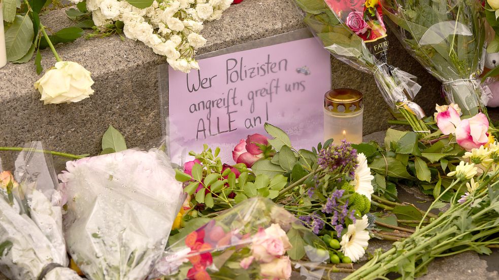 Nach der Messerattacke mit mehreren Verletzten und einem Toten in Mannheim erinnern Kerzen und Blumen an die Opfer. Foto: dpa/Thomas Frey