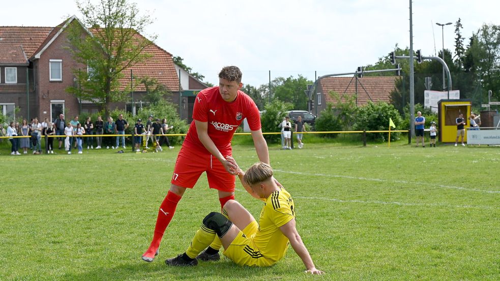 Nach dem Spiel in Strudden trösteten die Holtland-Spieler noch Ende Mai die TuS-Kicker. Nun steigt Holtland ab und Strudden kann sich noch retten. Foto: Steenhoff