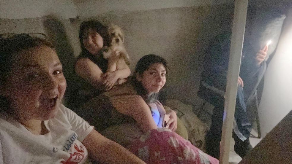 Ganz schön eng: Tomke (links) mit ihrer Gastfamilie und deren Hund im Bunker. Foto: privat