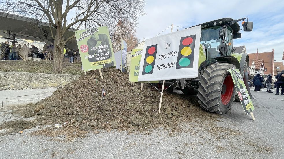 Mit Traktoren und Misthaufen blockierten Demonstrationsteilnehmer im Frühjahr eine Veranstaltung der Grünen in Biberach. Foto: dpa