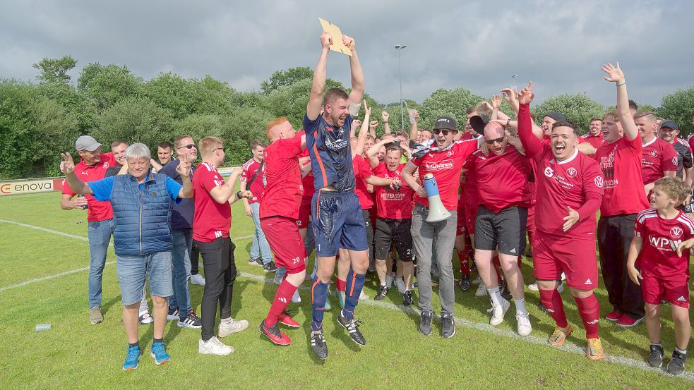 Groß war der Jubel bei der Mannschaft, nachdem sie die Meisterehrung erfahren hatte und die Aufstiegsparty starten konnte.