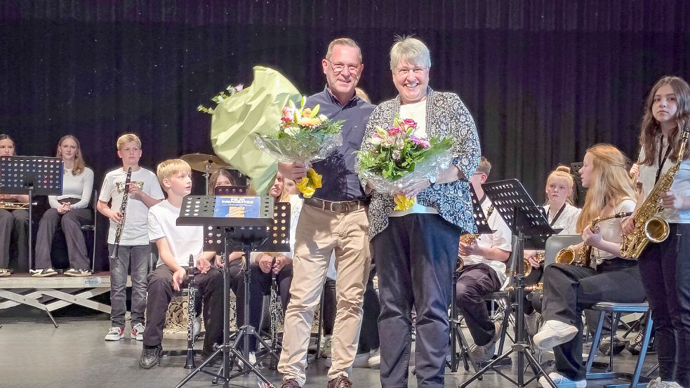 Martin Kirchberg und Mechthild Möhlmann erhielten zum Dank Blumen. Foto: Reinhard Walter/LSG