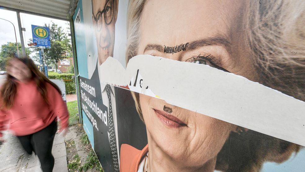 Die Plakate werden nicht nur zerstört, sondern auch beschmiert. Foto: Ortgies