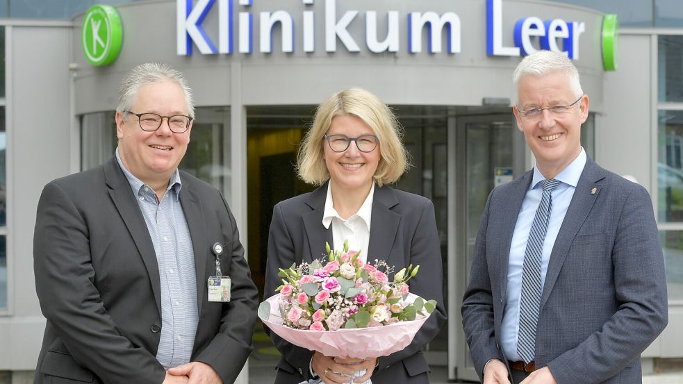 Im September wird Holger Glienke (von links) die Geschäftsführung des Klinikum Leer an Daniela Kamp abgeben. Aufsichtsratsvorsitzender Matthias Groote stellte sie vor. Foto: Ortgies