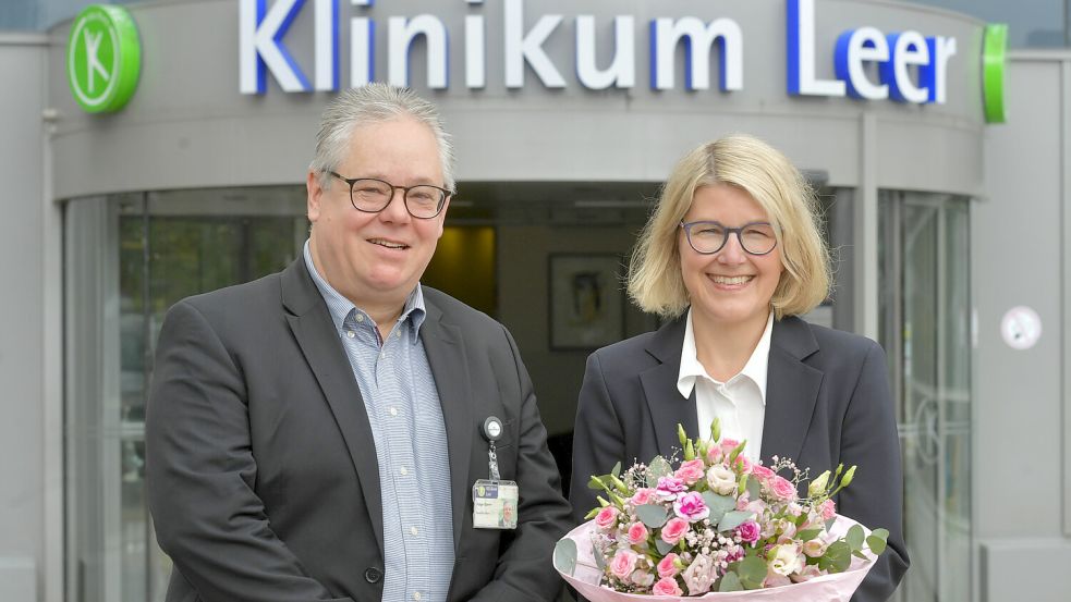 Daniela Kamp ist seit 2001 am Klinikum Leer tätig, damals leitete sie die Stabsstelle Controlling, später den zentralen Bereich Controlling und Abrechnung. Seit 2013 ist sie kaufmännische Leiterin. Holger Glienke kam 2003 nach Leer, zuvor war er kaufmännischer Leiter der Segeberger Kliniken in Schleswig-Holstein. Foto: Ortgies