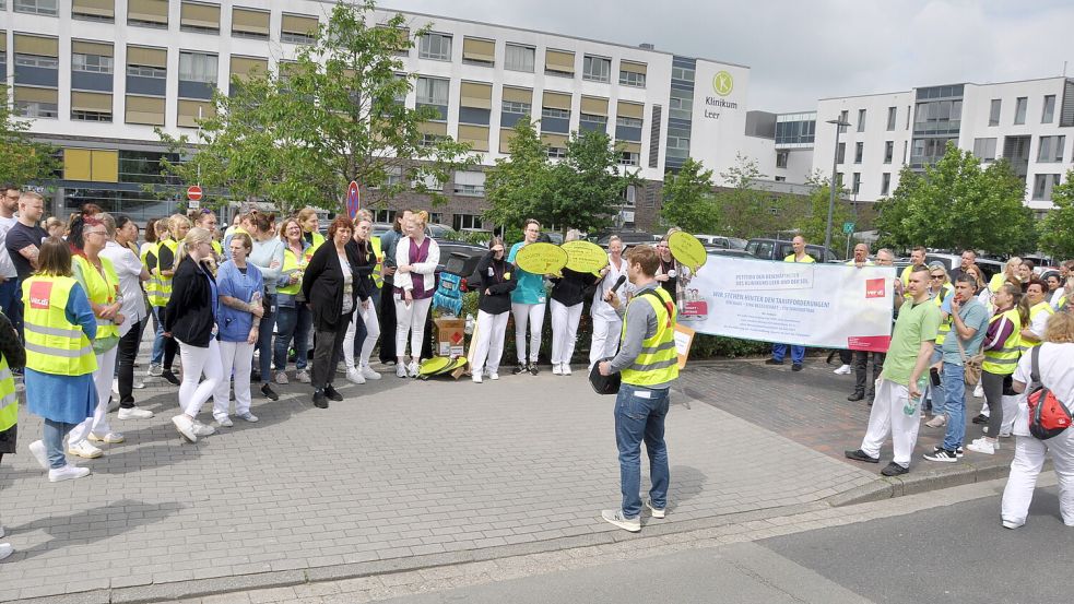 Zu den Herausforderungen für die nächsten Jahre gehört die Entwicklung der Gehälter für die Mitarbeitenden. Die Gewerkschaft Verdi demonstrierte mit Beschäftigten des Klinikums erst vor wenigen Tagen auf dem Parkplatz für bessere Entlohnung. Foto: Wolters