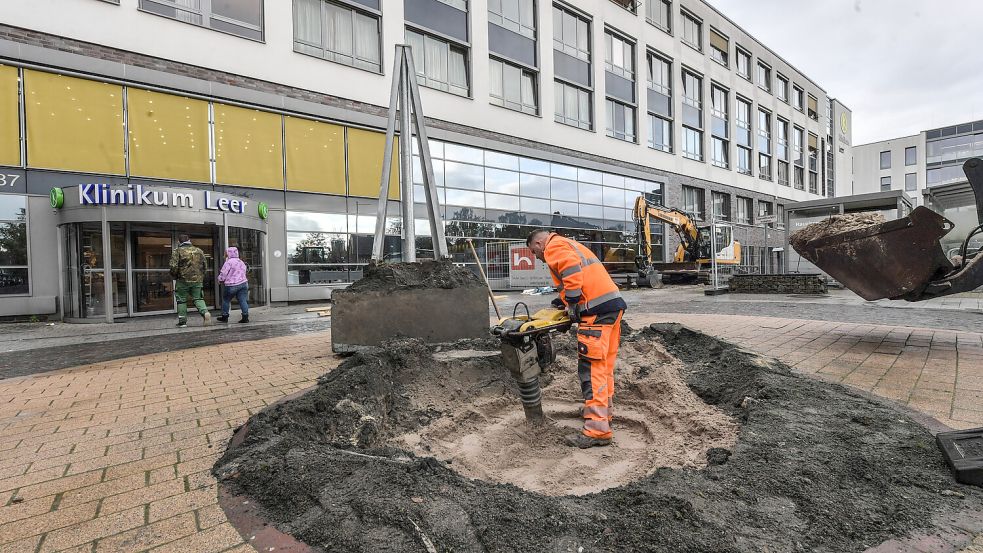 Vor dem Hauptgebäude des Klinikums soll ein Neubau entstehen – als Vorarbeit wurde bereits das große Logo entfernt. Geplant ist ein Neubau samt Tiefgarage für eine Tagesklinik, neue OP-Säle sowie eine Hotel-Station. Foto: Ortgies/Archiv