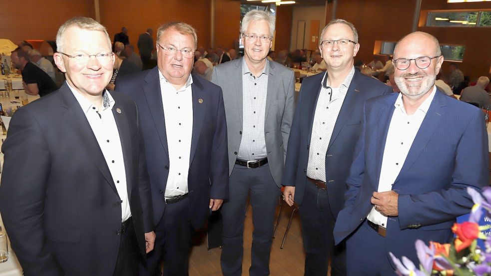 In den Aufsichtsrat der Volksbank Barßel-Bösel-Friesoythe wurden (von rechts) Dr. Peter Oltmann, Stefan Bahlmann und Thomas von Garrel gewählt. Ausscheiden aus dem Vorstand werden (von links) Nikolaus Hüls und Andreas Frye. Foto: Passmann
