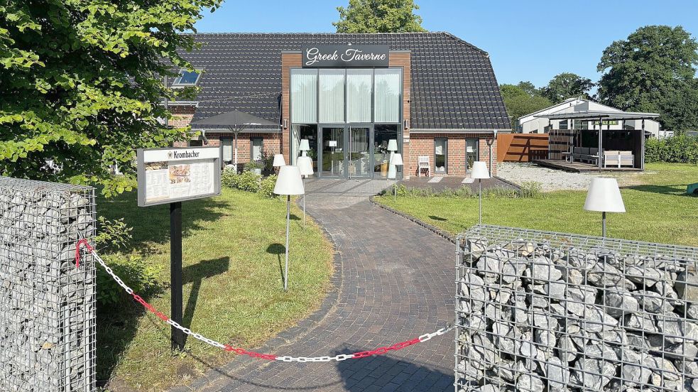Eine weiß-rote Kette versperrt aktuell den Weg zum Eingang des Restaurants Greek Taverne. Der Restaurantbetrieb ist zum 1. Juni eingestellt worden. Foto: Ammermann
