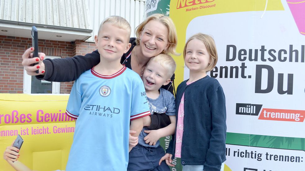 Beteiligte sich mit einem Foto an dem Gewinnspiel der Initiative "mülltrennung wirkt": Grundschullehrerin Martina Pancratz aus Friesoythe mit ihren Kindern (von links) Friedrich, Georg und Johanna machte auf der Deponie in Sedelsberg ein Selfie vor einer XXL-Verpackung. Foto: Fertig