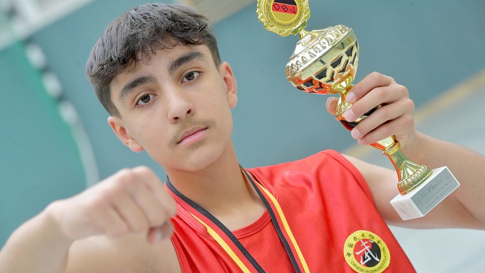 Yousef Ayan zeigt stolz seinen Pokal für den zweiten Platz bei der Deutschen Meisterschaft. Foto: Ortgies