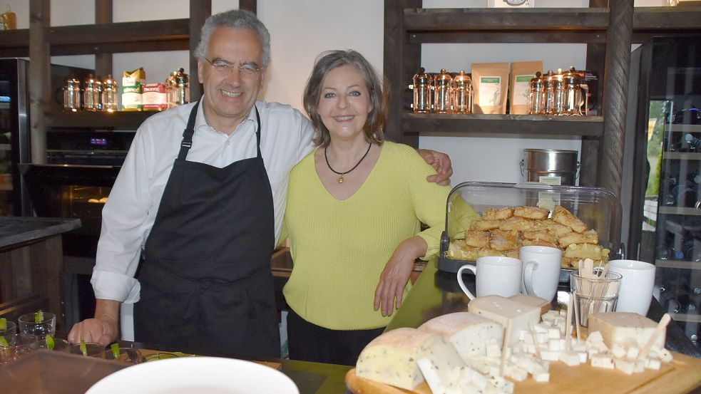 Judith Alwin und Andreas Damke haben jetzt den Fähr-Pad-Hof in Mitling-Mark eröffnet. Foto: Ammermann