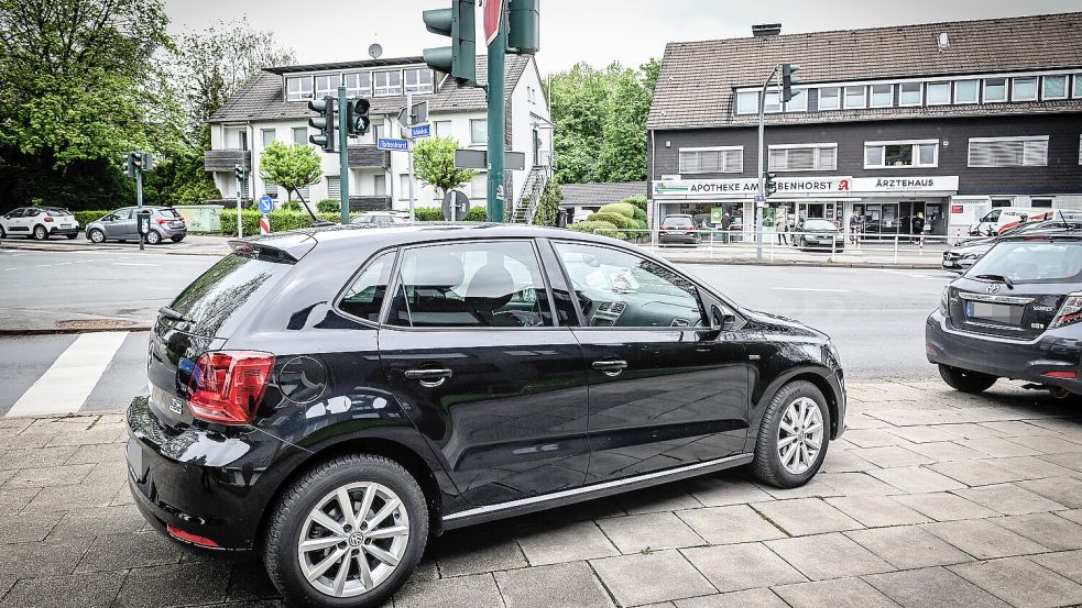 Bislang können Fußgänger die Verkehrsbehörden nicht zwingen, Gehweg-Parker abzustrafen. Das Bundesverwaltungsgericht könnte das ändern. Foto: IMAGO/Funke Foto Services/Kerstin Kokoska