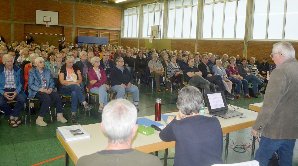 Gerd Bohlen (rechts, stehend), Projektleiter vom Amt für regionale Landesentwicklung Weser-Ems, informierte die Besucher über Ziele, Ablauf, Planung sowie Kosten und Finanzierung des Wegebaus im Rahmen des Flurbereinigungsverfahrens für Burlage. Fotos: Weers