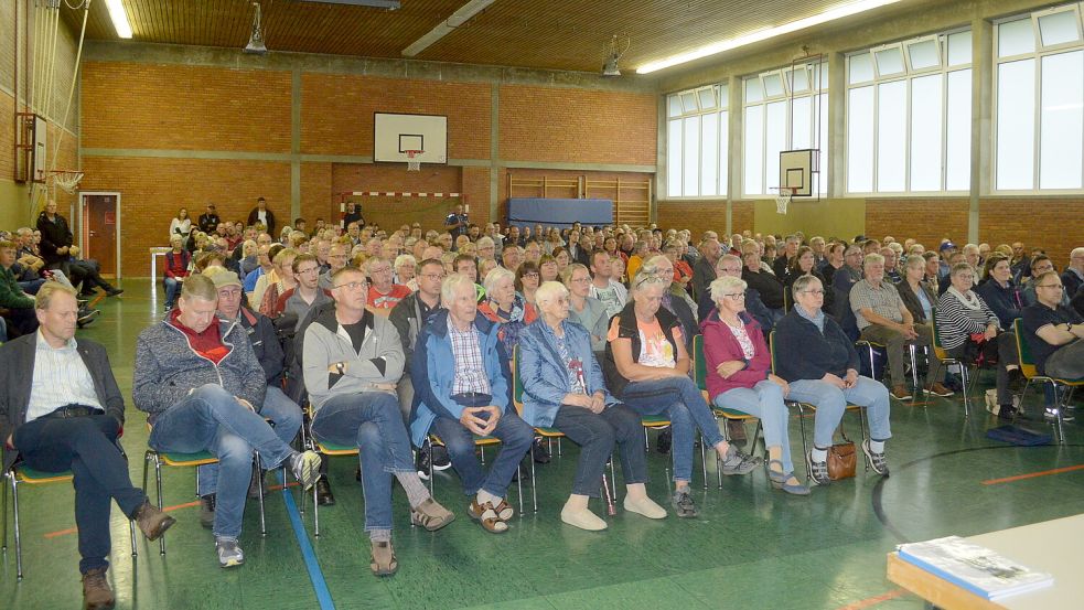 Bei der Aufklärungsversammlung im Rahmen des Flurbereinigungsverfahrens für die Rhauderfehner Ortschaft Burlage kamen rund 300 Teilnehmer in die Sporthalle der ehemaligen Grundschule Burlage. Foto: Weers