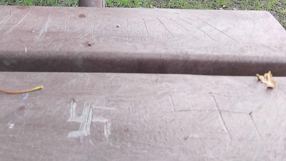 Unbekannte haben auf der neuen Sitzgruppe beim Hahnentanger See Hakenkreuze eingeritzt. Foto: Scherzer