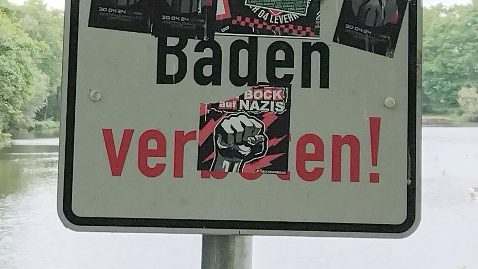 Bei diesem "Kein Bock auf Nazis"-Aufkleber am Hahnentanger See wurde das Wort "Kein" entfernt. Foto: Scherzer