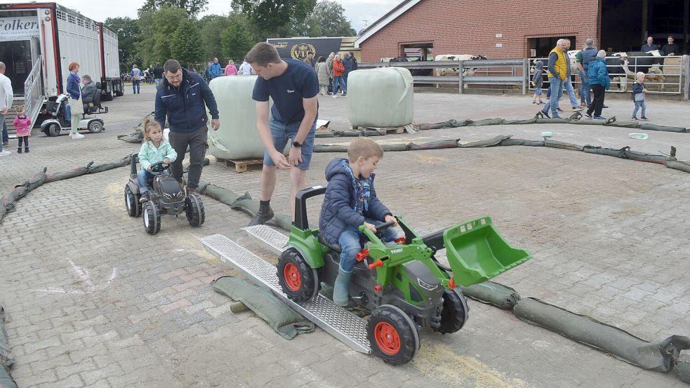 Den Treckerparcours fanden die Kinder besonders toll. Gleich nebenan gab es einen Sandhaufen, der ebenfalls viel Spielmöglichkeiten für die jüngsten Besucher bot.