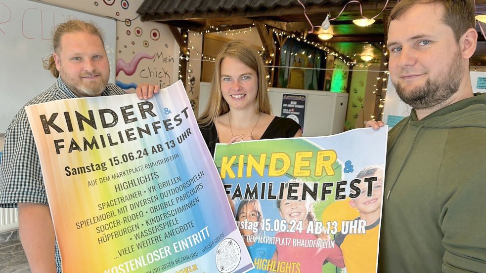 Timo Zeleck (von links), Ann-Kristin Gras und Nico Bergmann mit den Plakaten, die auf das bunte Fest aufmerksam machen. Foto: Janßen
