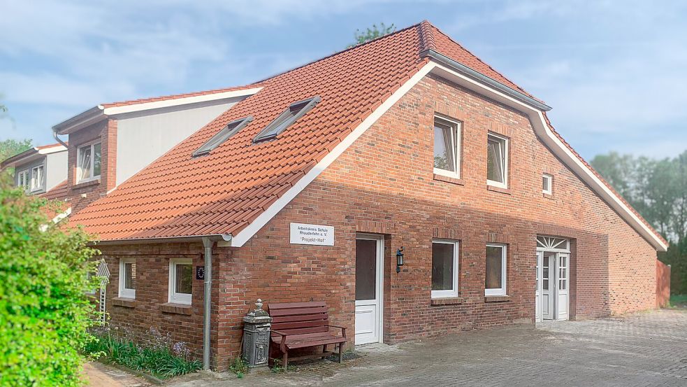 In diesem Gebäude wird die Tagesstätte „Hofleben“ eröffnet. Im April 2022 war das Haus abgebrannt, nun wurde es wieder aufgebaut und energetisch saniert. Fotos: AKSR