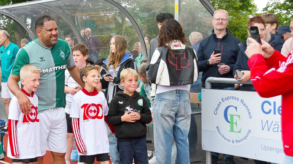 Ailton erfüllte geduldig zahlreiche Foto- und Autogrammwünsche. Foto: Lohmann