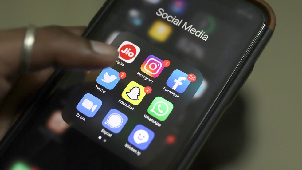 Auf den Facebook-Kanälen der Zeitungsgruppe Ostfriesland stand das Ergebnis der Europawahl 2024 zur Diskussion. Foto: Andre M. Chang/Zuma Press/dpa