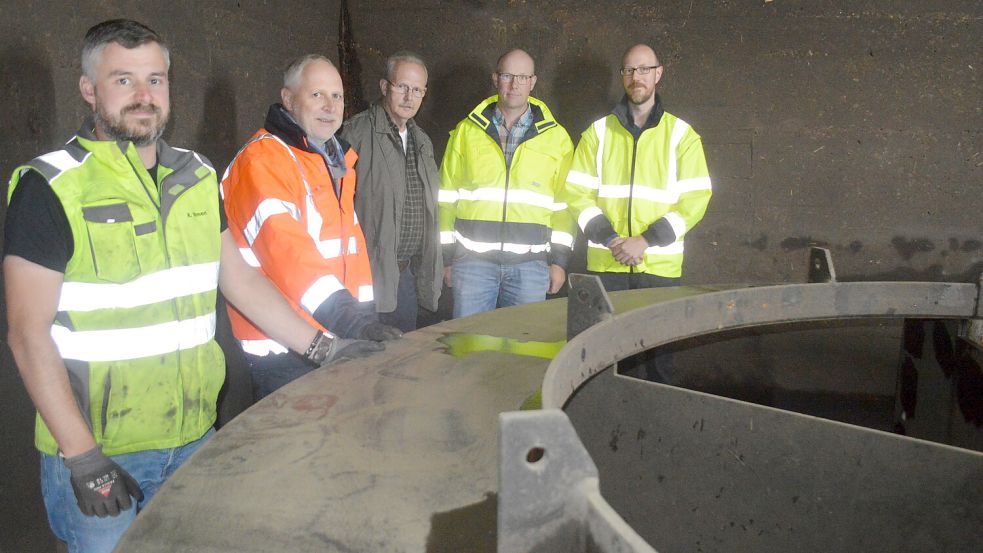 Sie sahen sich im Schöpfwerk um (von links): Renko Ihnen (Voss Werft Ihlow), Meino Kroon (Geschäftsführer Sielacht Stickhausen), Focke Bohlen (Obersielrichter Sielacht), Ralf Kolter (Kassenverwalter, stv. Geschäftsführer Sielacht) und Timo Semler (Planungsbüro Gralle & Partner Bremerhaven). Foto: Weers
