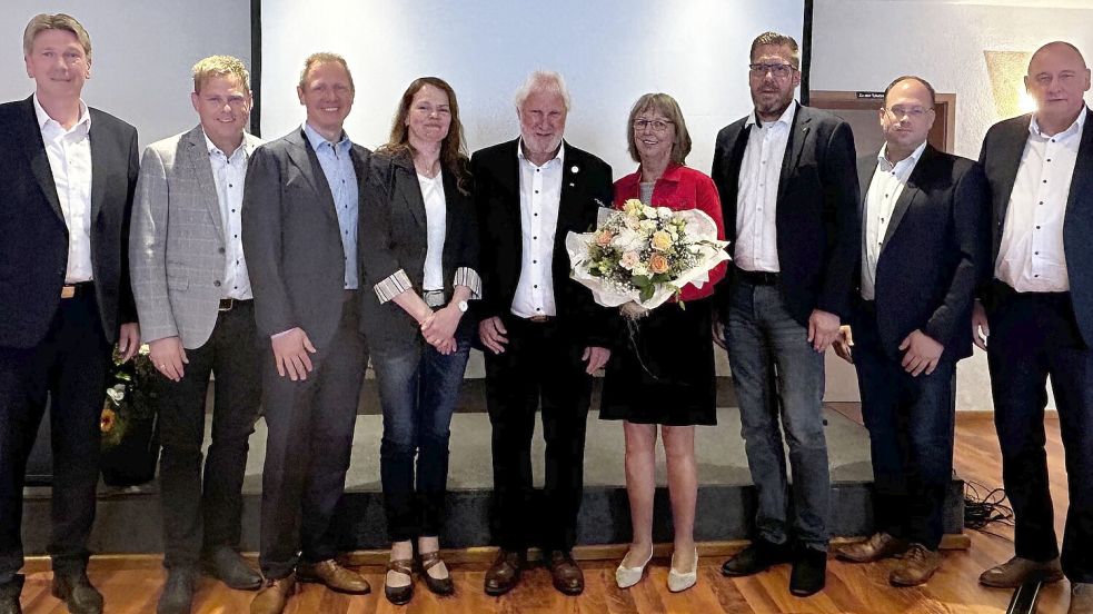 Vorstand und Aufsichtsrat der Raiffeisenbank Scharrel (von links): Bankvorstand Guido Reiners, die Aufsichtsräte Torben Haak und Carsten Steenken, die neu gewählte Aufsichtsrätin Ingrid Waten, der scheidende Aufsichtsratsvorsitzende Heinrich Tellmann mit Ehefrau Christa, die Aufsichtsräte Hartmut Hanekamp und Bernd Schrand sowie Bankvorstand Markus Lamping. Foto: Raiffeisenbank Scharrel