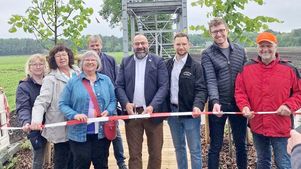 Zur Eröffnung des Aussichtsturmes kamen Rosemarie Brand, Anke Huntemann, Anneliese De Buhr, Stefan Brand, Sven Stratmann (Bürgermeister), Timo Beitelmann (Amt für regionale Landesentwicklung), Hannes Kläne-Vahle (Stadt Friesoythe) und Jürgen Dolberg. Foto: Stadt Friesoythe