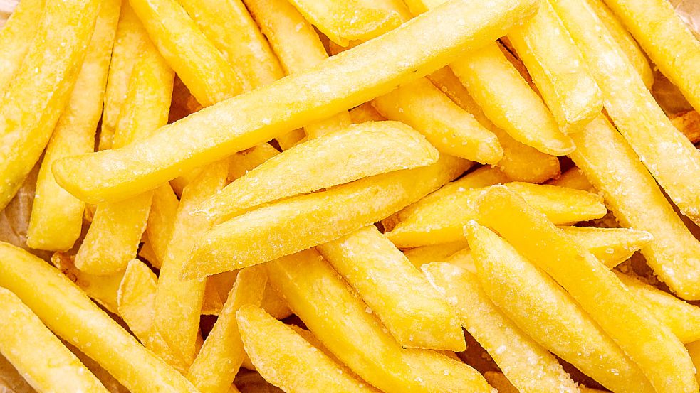 Ob gerade, in Spiralen, oder im Wellenschnitt: Gute Pommes erkennt man sofort. Welche Kaufempfehlungen für Tiefkühl-Pommes Stiftung Warentest ausspricht. Foto: IMAGO/Zoonar