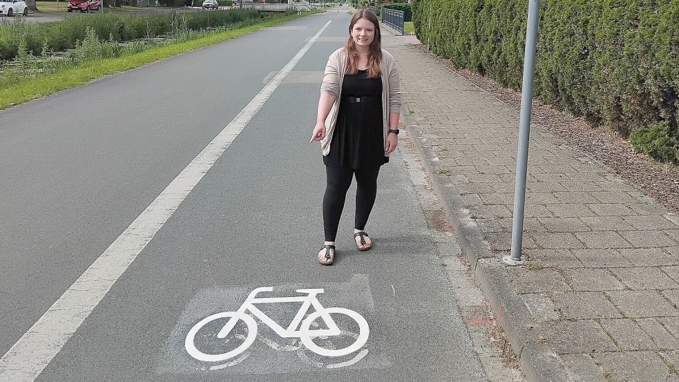 SPD-Politikerin Laura Kruse sorgt sich um die Fahrradfahrer an der 1. Südwieke. Sie hofft, dass die Piktogramme für ihre Sicherheit sorgen. Foto: Scherzer