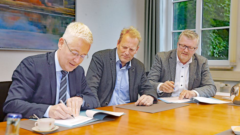 Landrat Matthias Groote (von links) und die Bürgermeister Geert Müller und Theo Douwes haben die Vereinbarung unterzeichnet. Foto: Lüppen