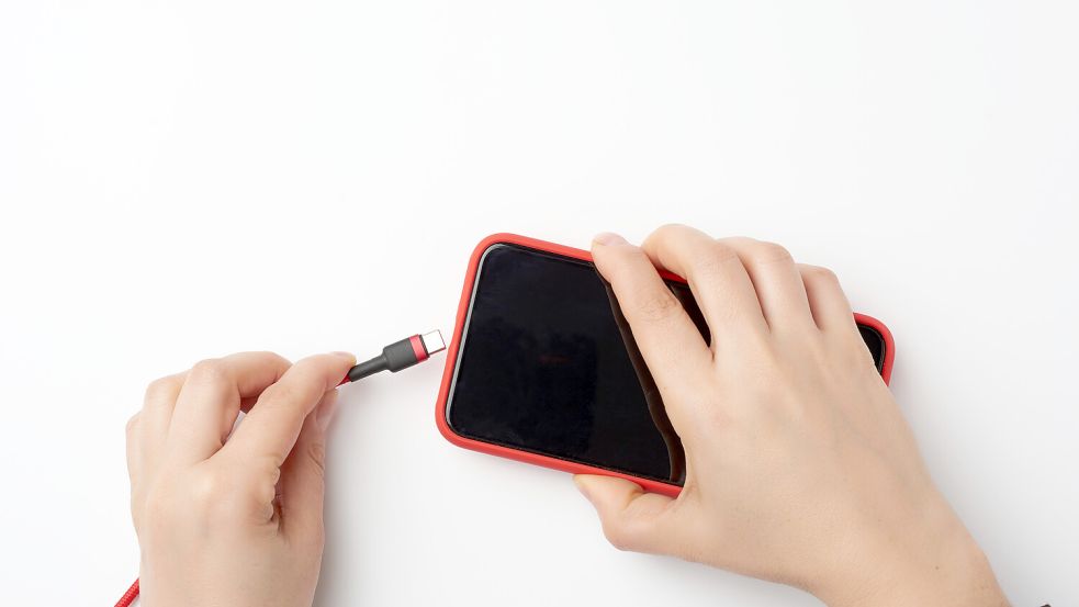 Das Ladekabel erst an die Steckdose oder ans Handy anschließen? Die falsche Reihenfolge kann das Smartphone beschädigen. Foto: IMAGO/Panthermedia