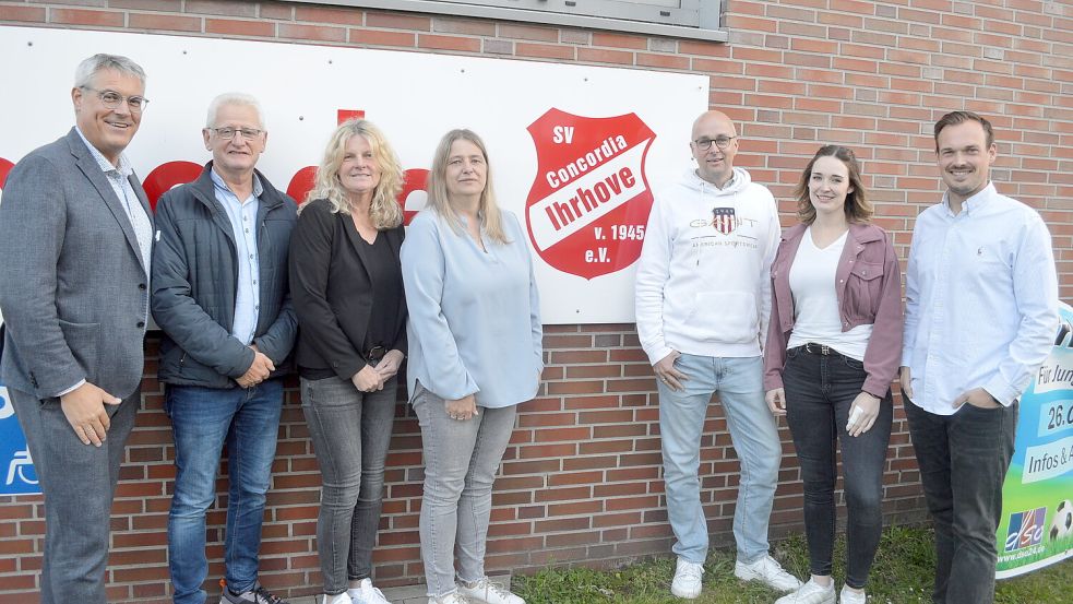 Mit nur einer personellen Änderung geht der Vorstand des SV Concordia Ihrhove in die nächste Amtsperiode: Neue 3. Vorsitzende ist Annecke Baumann, bisher Beisitzerin im Gremium. Das Foto zeigt (von links) Reiner Graalmann (Beisitzer), Beene Oldigs (2. Vorsitzender), Frauke Tannen (Kassenwartin), Friedhilde Baumann (Schriftführerin), Guido Mülder (1. Vorsitzender), Annecke Baumann (3. Vorsitzende) und Marcel Brünink (Beisitzer). Foto: Weers