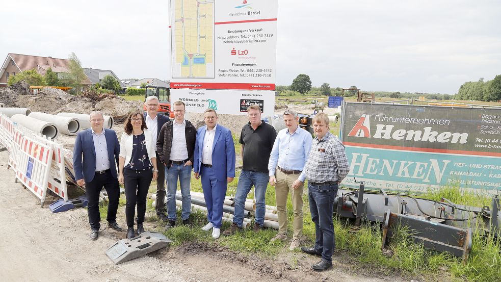 Vor Ort verschafften sich (von links) Stefan Pahlke, Regina Weber, Heinz Lübbers, Hanno Pinne (alle LzO), Bürgermeister Nils Anhuth, Bernd Henken, Michael Block und Hans Schulte ein Bild vom Baufortschritt im Baugebiet „Barßelermoor-Hauptstraße“. Foto: Passmann